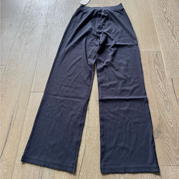 Vuori pose pants in black - Picture 6 of 16